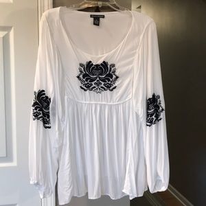 Chelsea & Theodore White long sleeve blouse